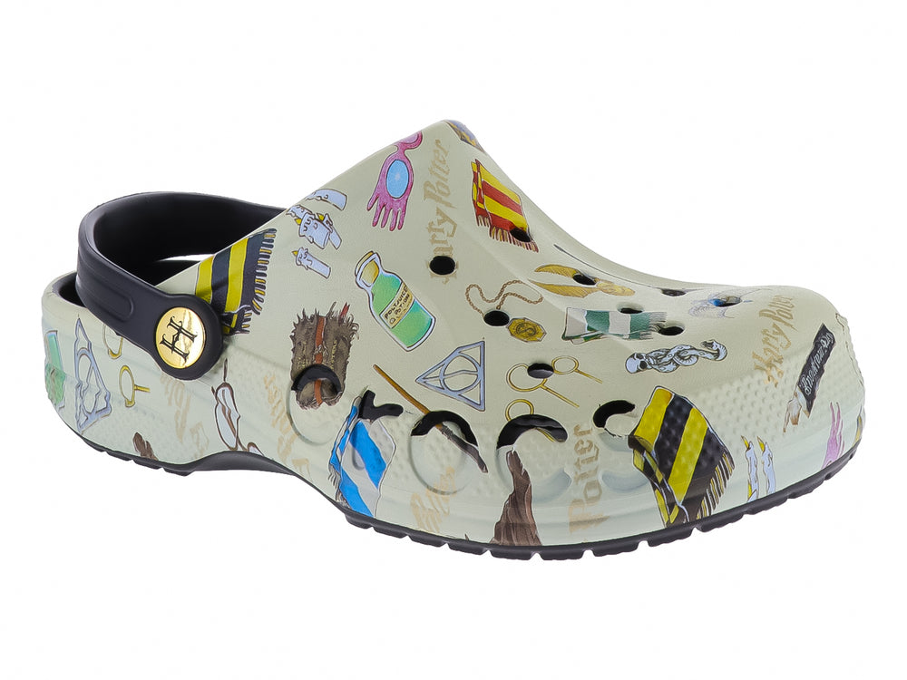 Zuecos Crocs beige con diversos estampados de Harry Potter y correa negra ajustable.