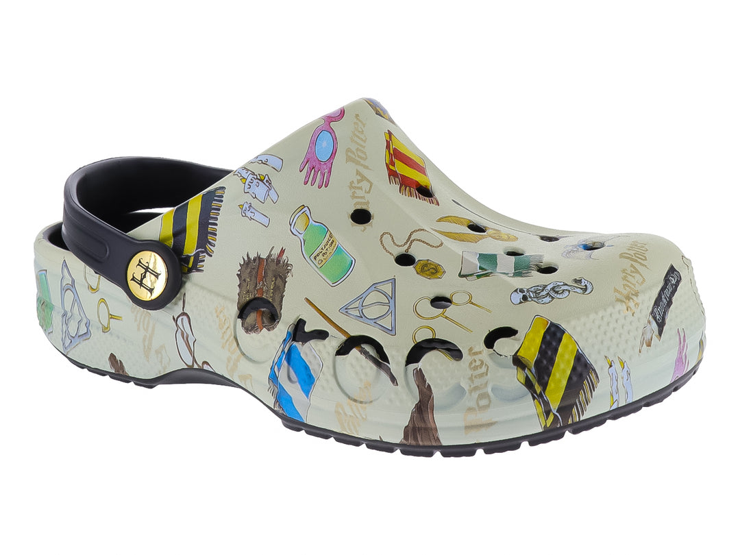 Zuecos Crocs beige con diversos estampados de Harry Potter y correa negra ajustable.
