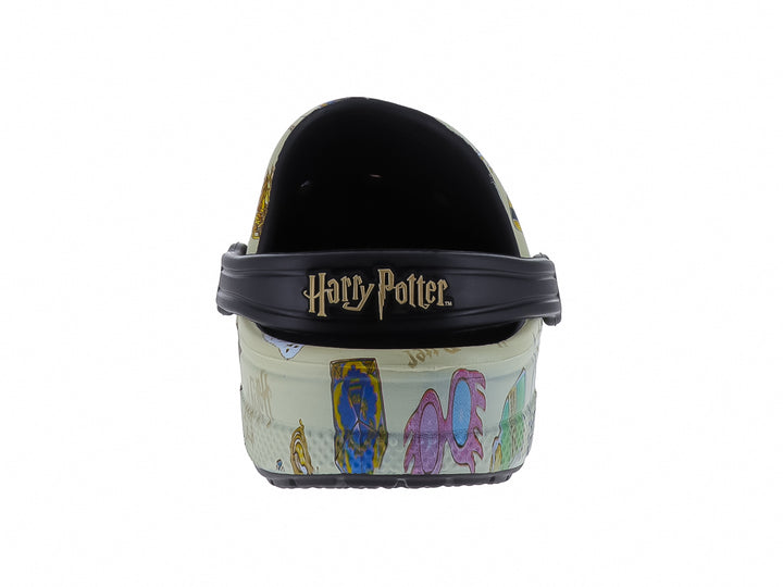 Zuecos Crocs beige con diversos estampados de Harry Potter y correa negra ajustable.