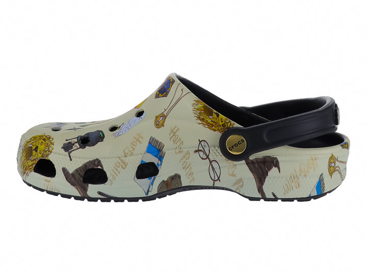 Zuecos Crocs beige con diversos estampados de Harry Potter y correa negra ajustable.