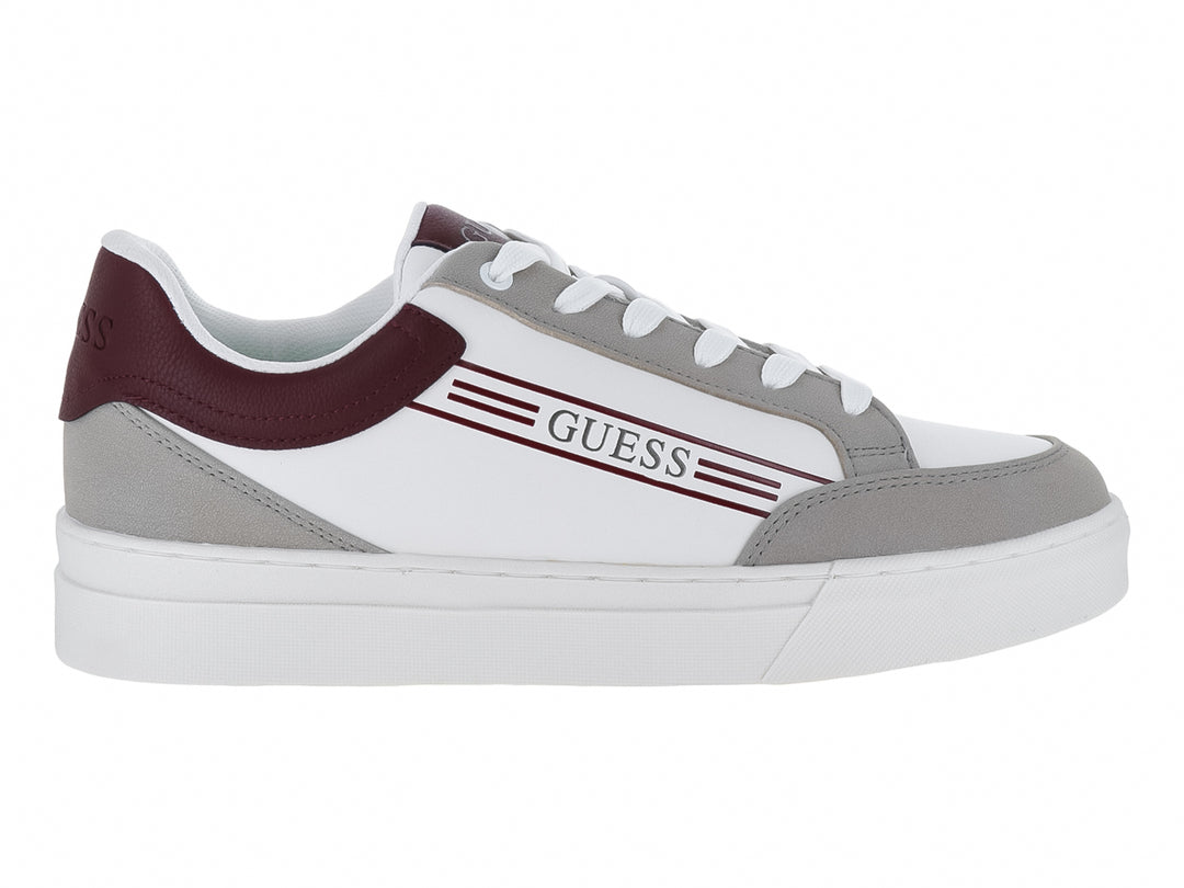 Tenis Guess color blanco con detalles en gris y guinda, suela blanca y cordones coordinados.