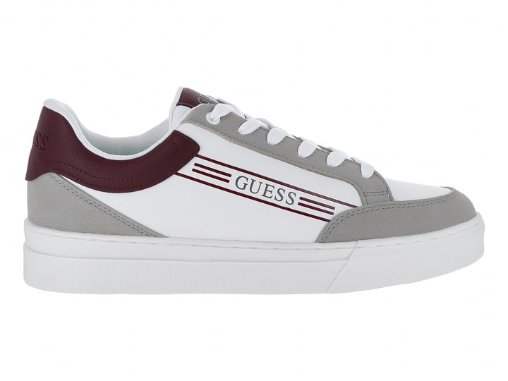 Tenis Guess color blanco con detalles en gris y guinda, suela blanca y cordones coordinados.