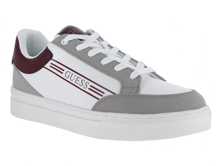 Tenis Guess color blanco con detalles en gris y guinda, suela blanca y cordones coordinados.