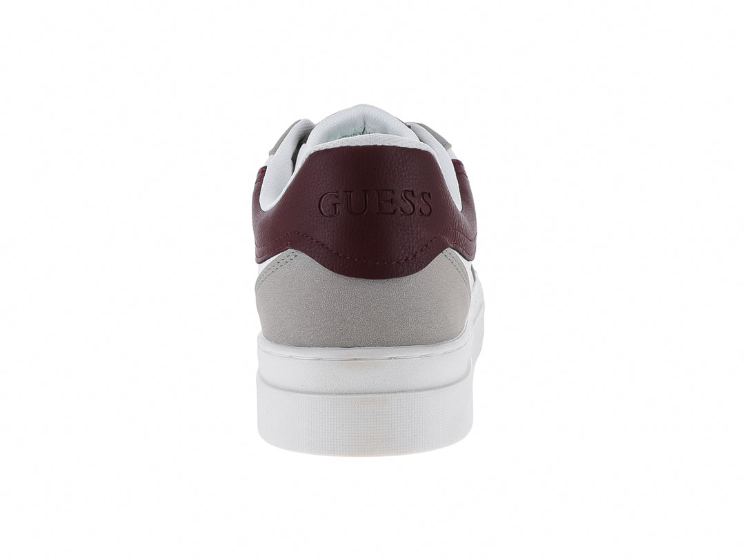 Tenis Guess color blanco con detalles en gris y guinda, suela blanca y cordones coordinados.