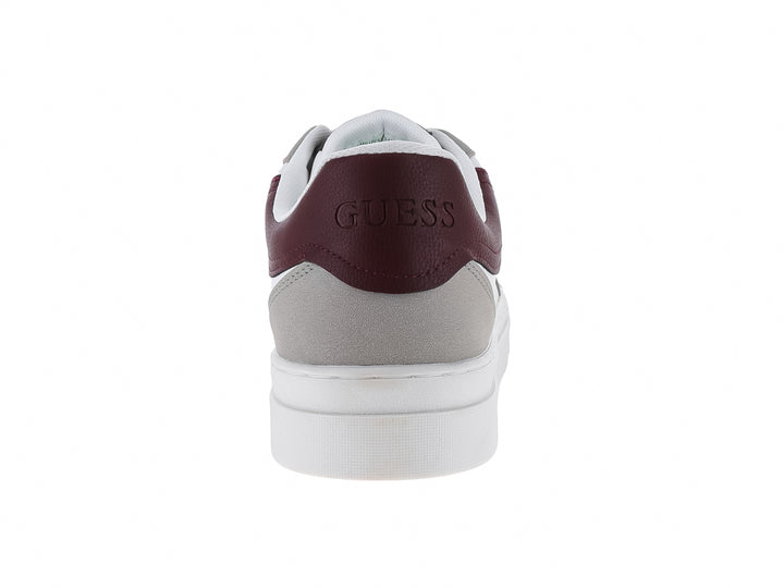 Tenis Guess color blanco con detalles en gris y guinda, suela blanca y cordones coordinados.