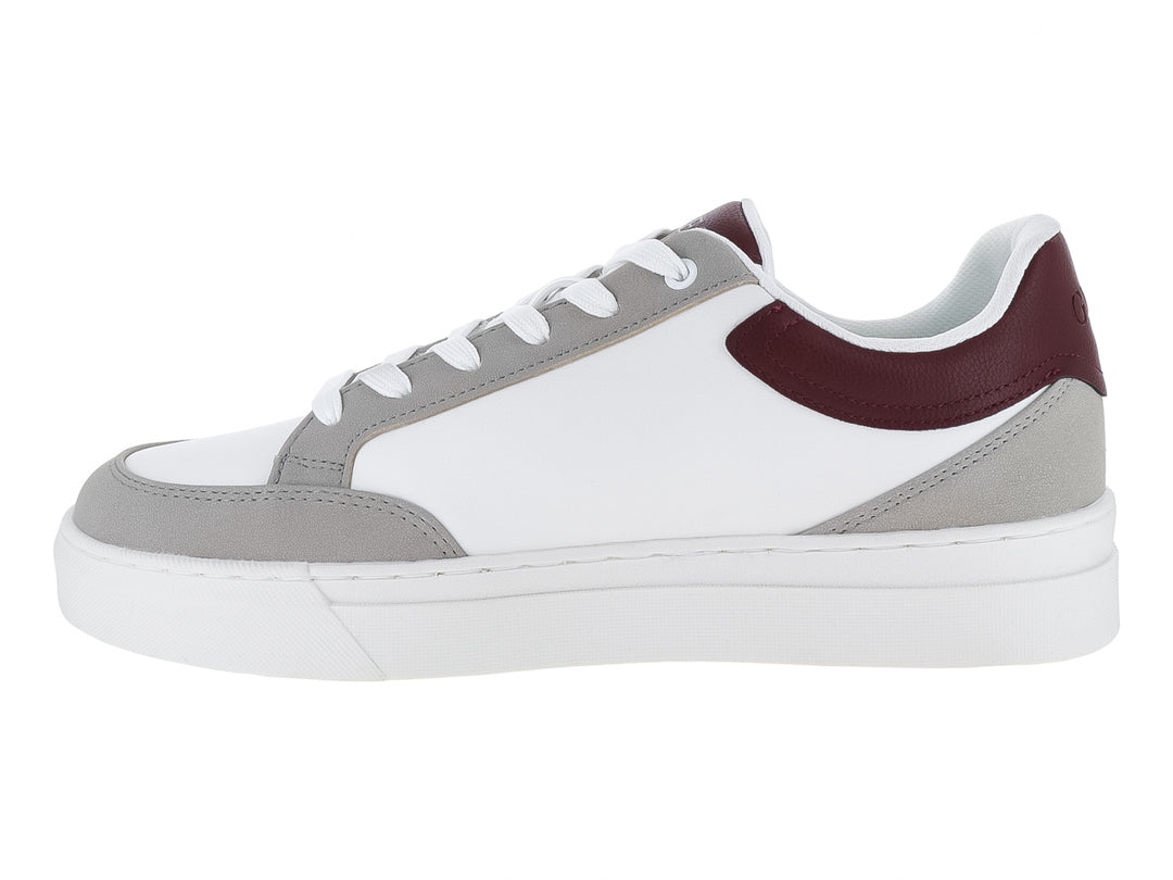Tenis Guess color blanco con detalles en gris y guinda, suela blanca y cordones coordinados.