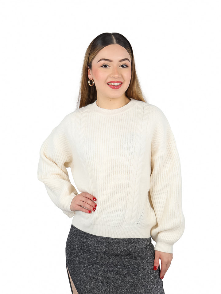 Mujer vistiendo un suéter tejido color beige de manga larga y cuello redondo.