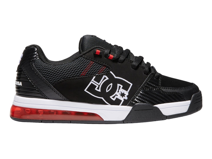 Tenis deportivos DC Shoes color negro con suela blanca y detalles en rojo.