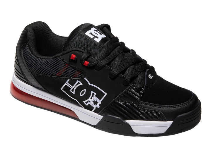 Tenis deportivos DC Shoes color negro con suela blanca y detalles en rojo.