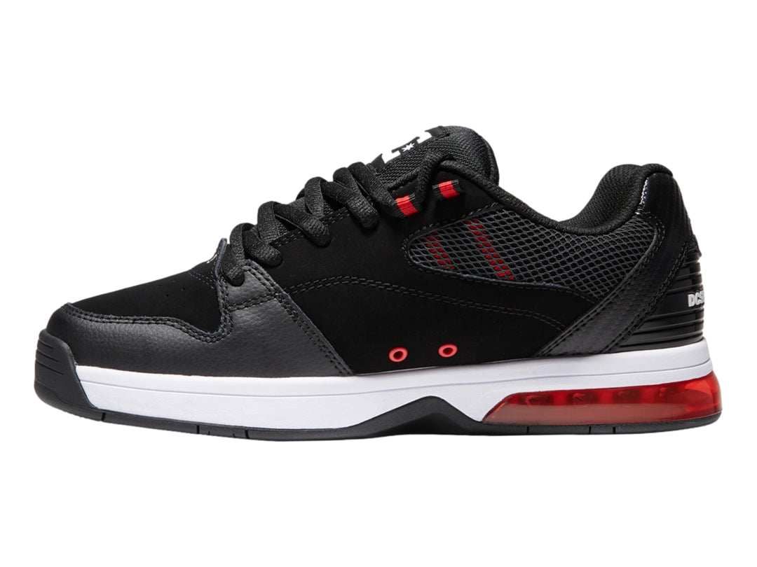 Tenis deportivos DC Shoes color negro con suela blanca y detalles en rojo.