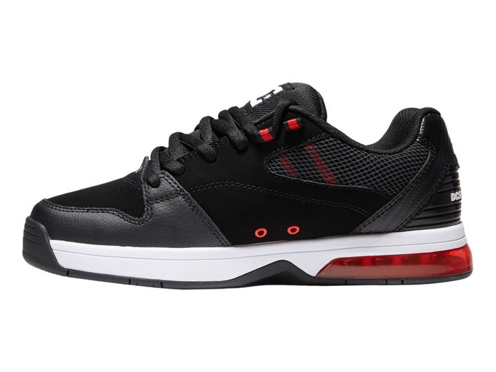 Tenis deportivos DC Shoes color negro con suela blanca y detalles en rojo.