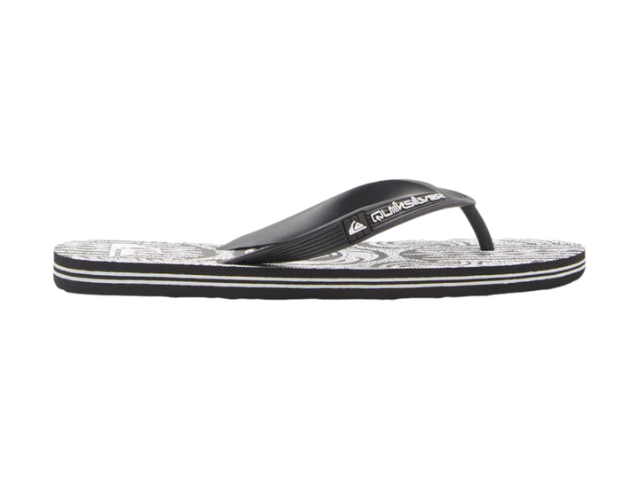 Sandalias Quiksilver negras con estampado blanco en la plantilla y correa negra.