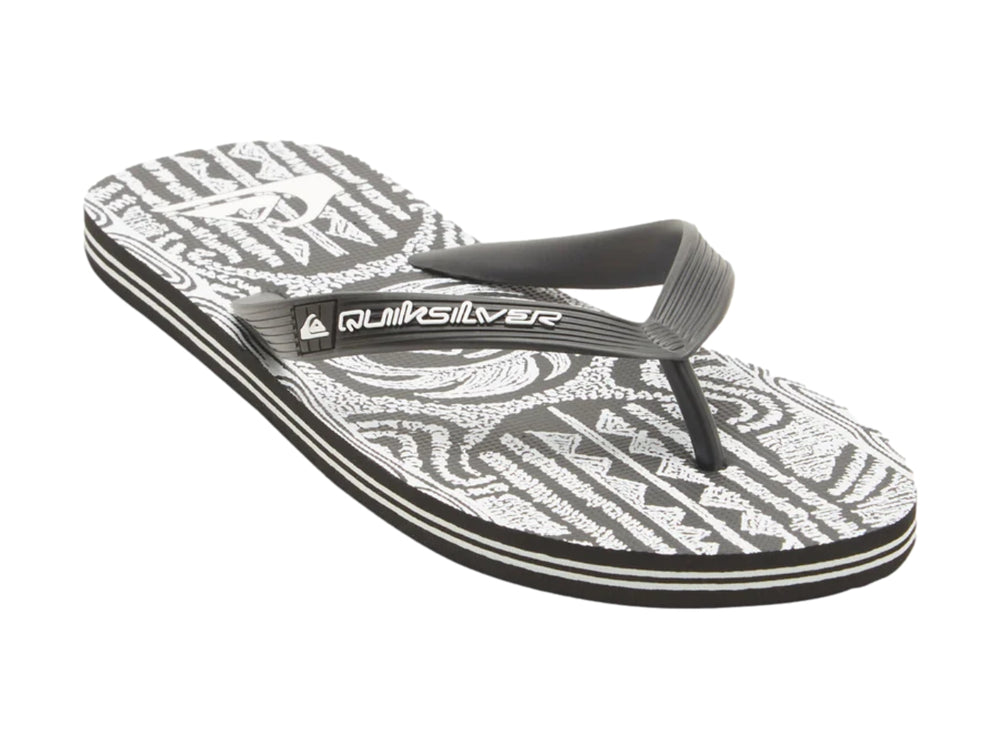 Sandalias Quiksilver negras con estampado blanco en la plantilla y correa negra.