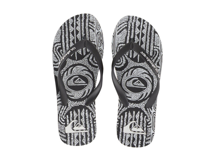 Sandalias Quiksilver negras con estampado blanco en la plantilla y correa negra.
