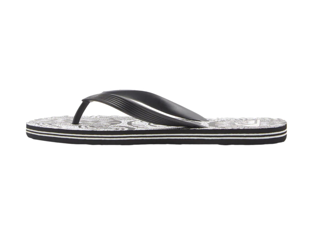Sandalias Quiksilver negras con estampado blanco en la plantilla y correa negra.