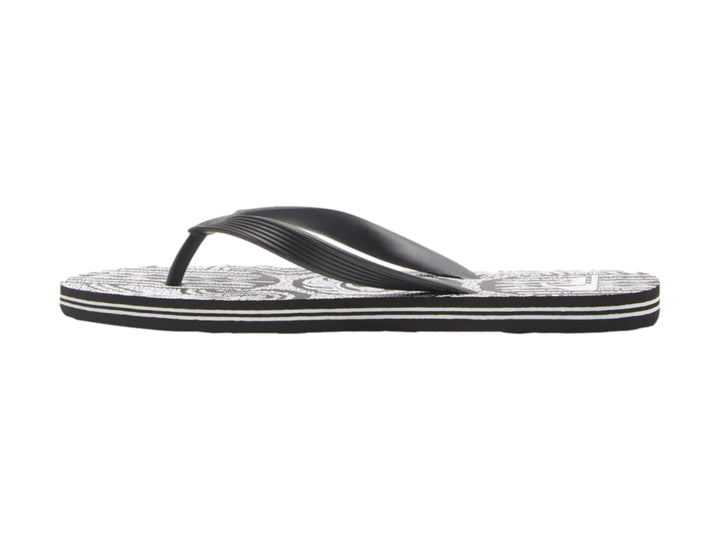 Sandalias Quiksilver negras con estampado blanco en la plantilla y correa negra.