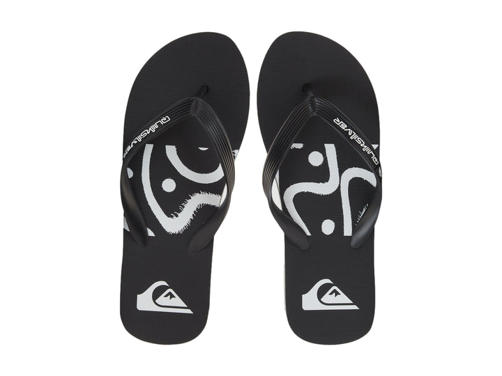 Sandalias Quiksilver color negro con rayas blancas en la suela.