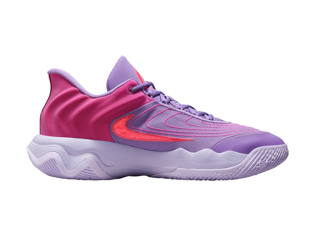 Tenis de baloncesto Nike Giannis Immortality 4 en tonos morado, fucsia y rosa con suela blanca.