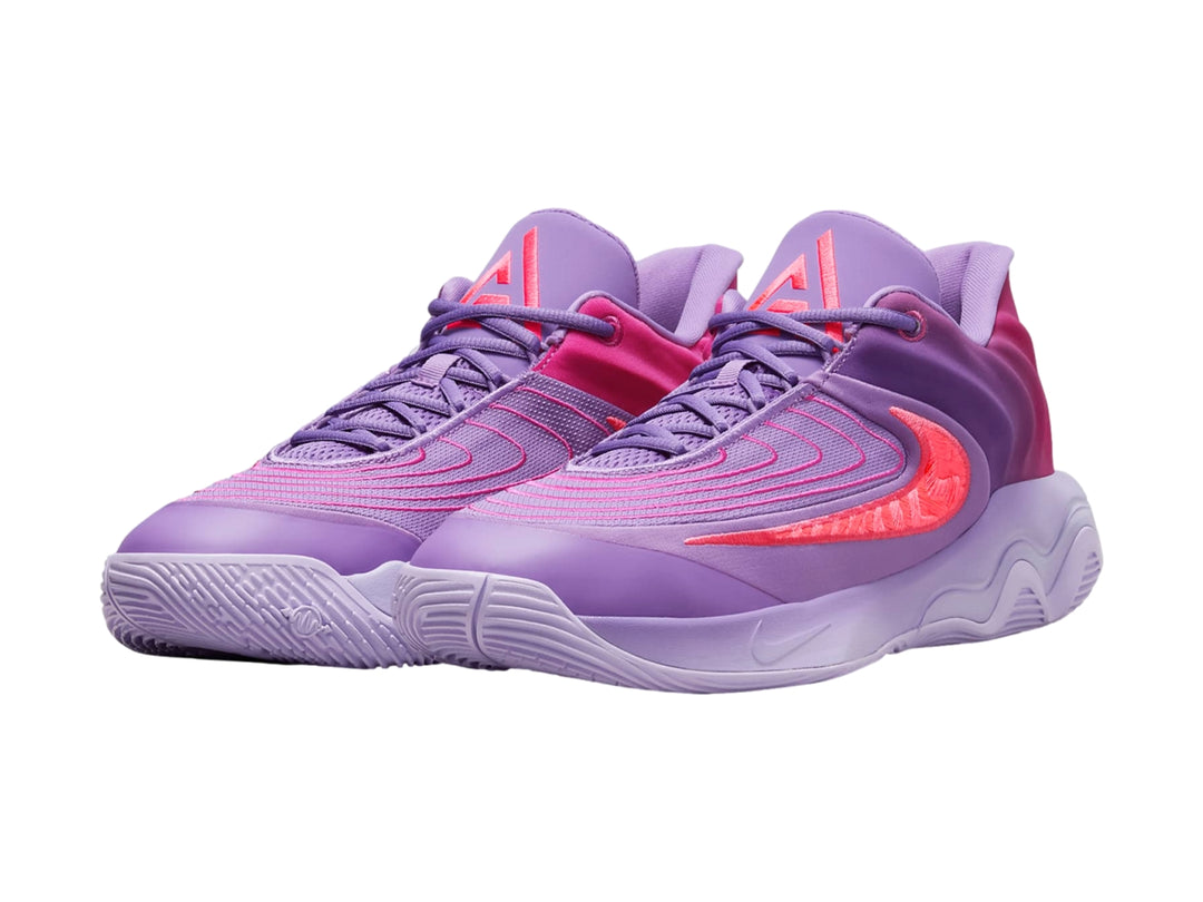 Tenis de baloncesto Nike Giannis Immortality 4 en tonos morado, fucsia y rosa con suela blanca.
