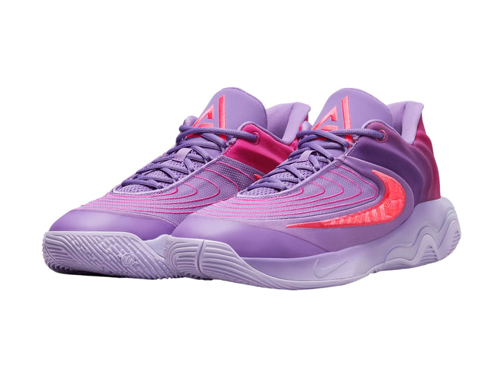 Tenis de baloncesto Nike Giannis Immortality 4 en tonos morado, fucsia y rosa con suela blanca.