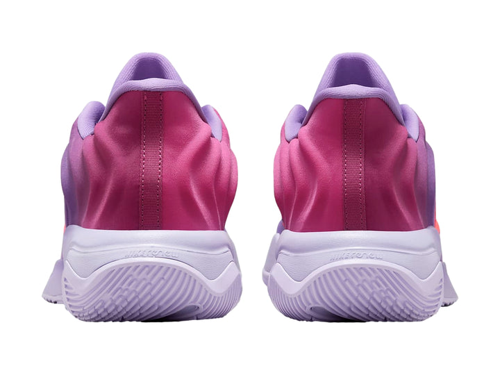 Tenis de baloncesto Nike Giannis Immortality 4 en tonos morado, fucsia y rosa con suela blanca.