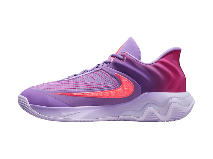 Tenis de baloncesto Nike Giannis Immortality 4 en tonos morado, fucsia y rosa con suela blanca.