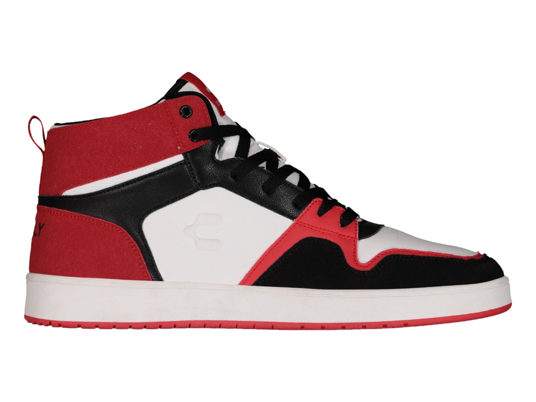 Tenis deportivos de bota alta en colores blanco, negro y rojo con suela blanca.