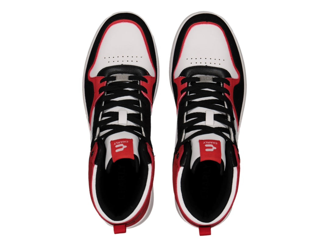 Tenis deportivos de bota alta en colores blanco, negro y rojo con suela blanca.