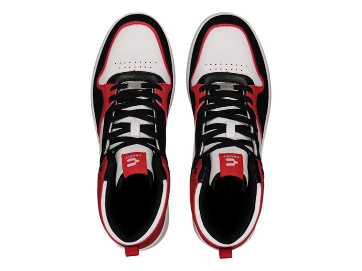 Tenis deportivos de bota alta en colores blanco, negro y rojo con suela blanca.
