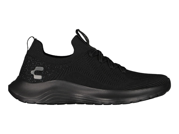 Tenis deportivos color negro con tejido transpirable y suela gruesa.