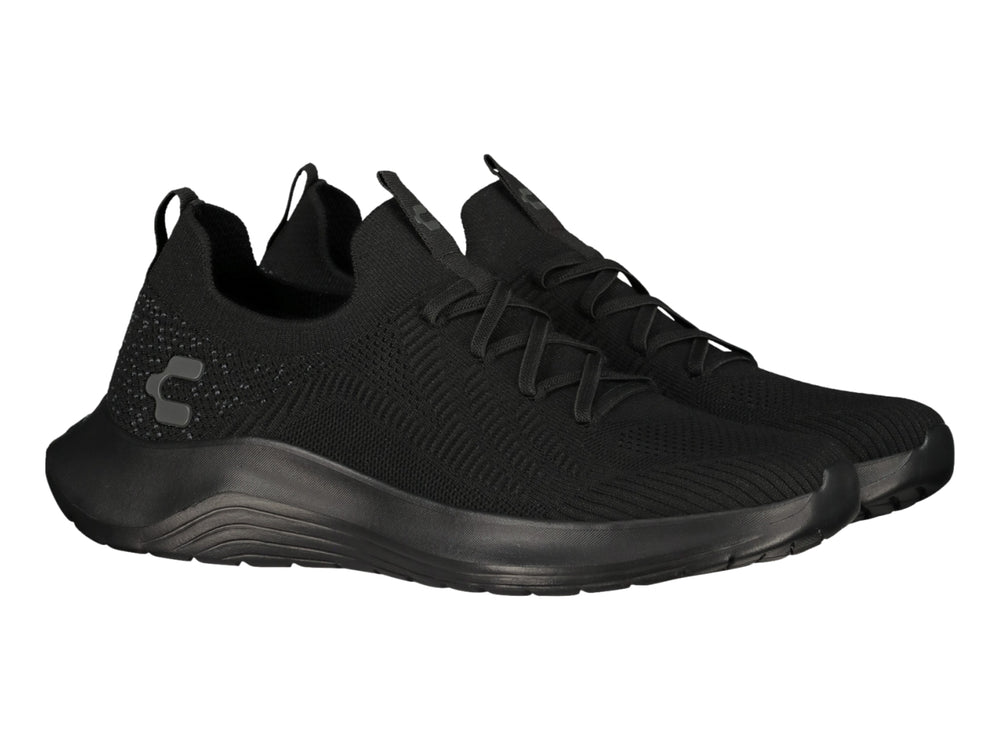 Tenis deportivos color negro con tejido transpirable y suela gruesa.