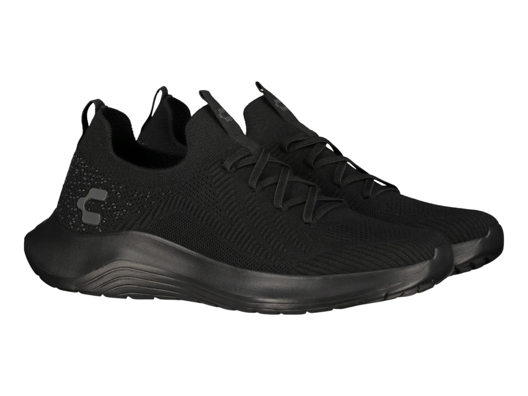 Tenis deportivos color negro con tejido transpirable y suela gruesa.