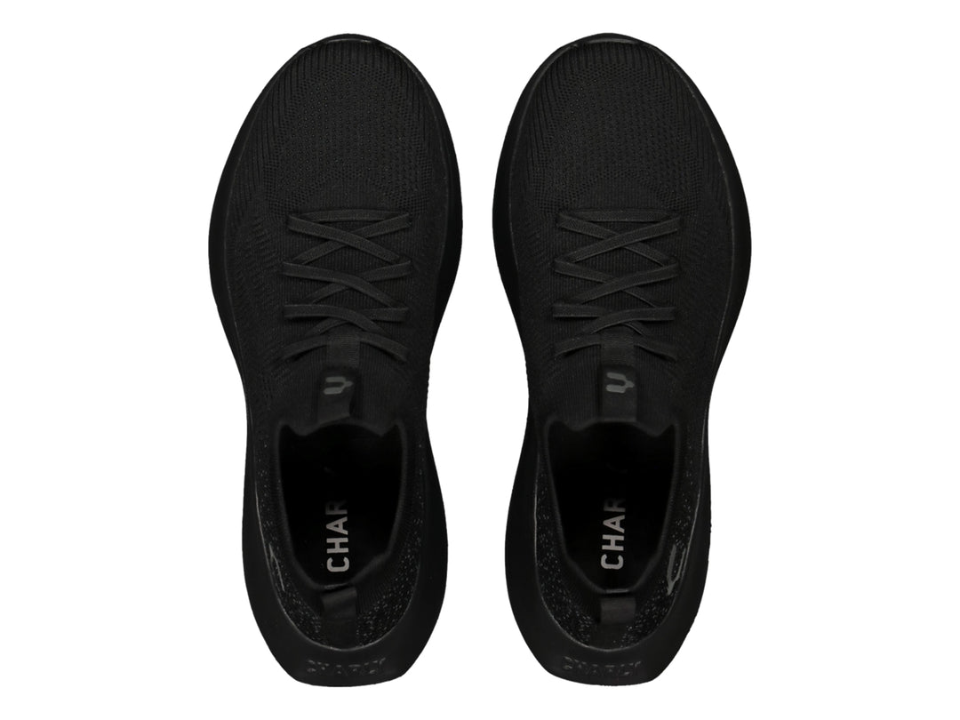 Tenis deportivos color negro con tejido transpirable y suela gruesa.