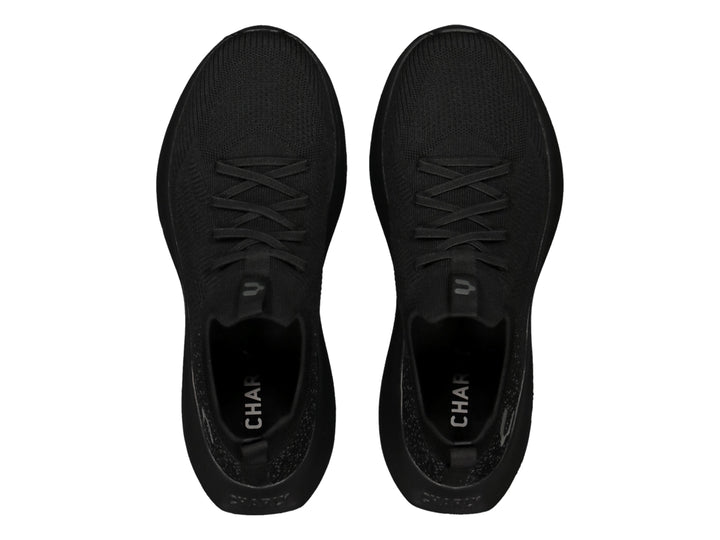 Tenis deportivos color negro con tejido transpirable y suela gruesa.
