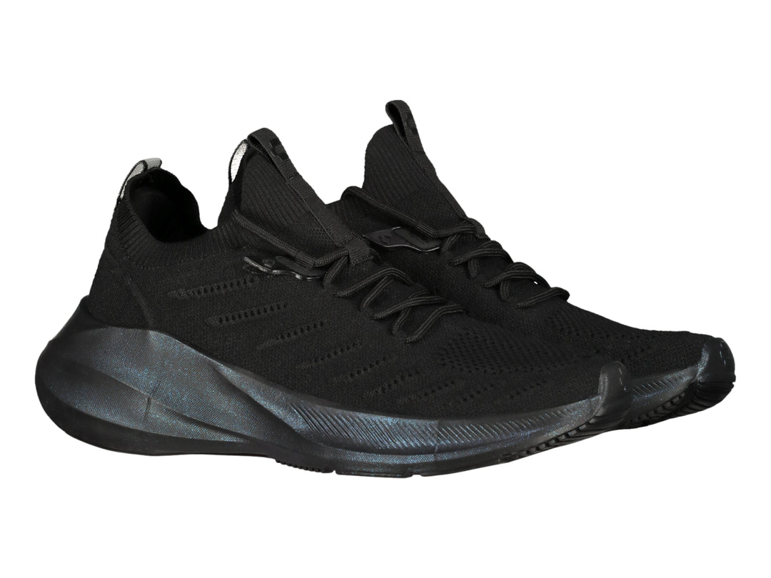 Tenis deportivos Charly color negro total con suela robusta y parte superior de tela transpirable.