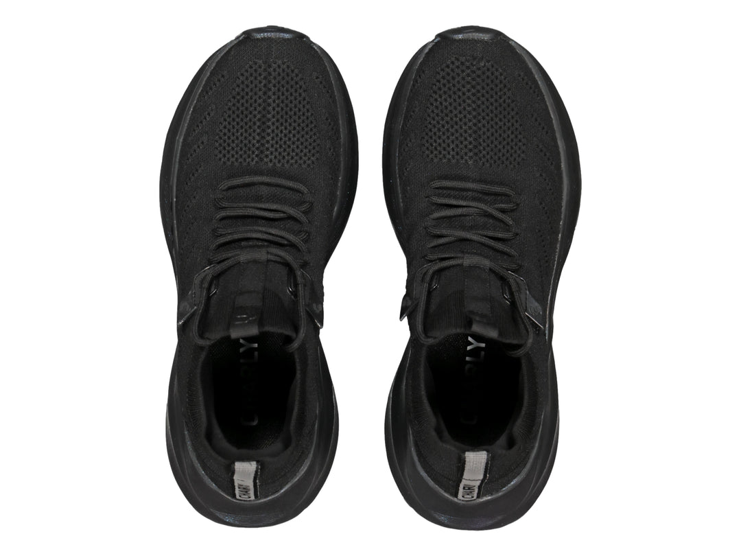 Tenis deportivos Charly color negro total con suela robusta y parte superior de tela transpirable.