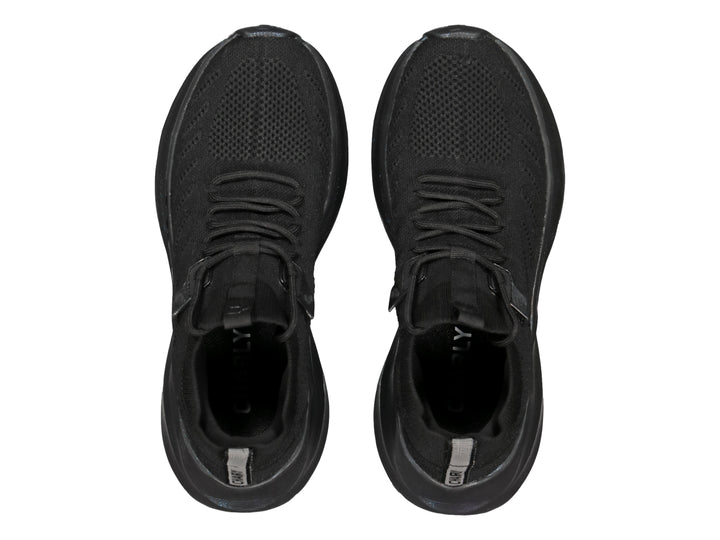 Tenis deportivos Charly color negro total con suela robusta y parte superior de tela transpirable.