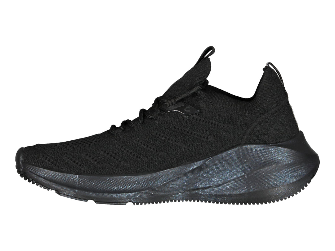 Tenis deportivos Charly color negro total con suela robusta y parte superior de tela transpirable.