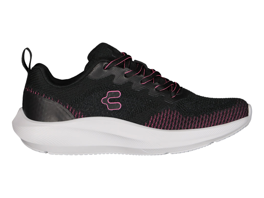 Tenis deportivos Charly color negro con detalles en fucsia y suela blanca.