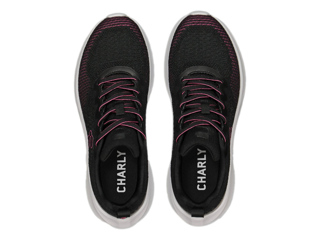 Tenis deportivos Charly color negro con detalles en fucsia y suela blanca.
