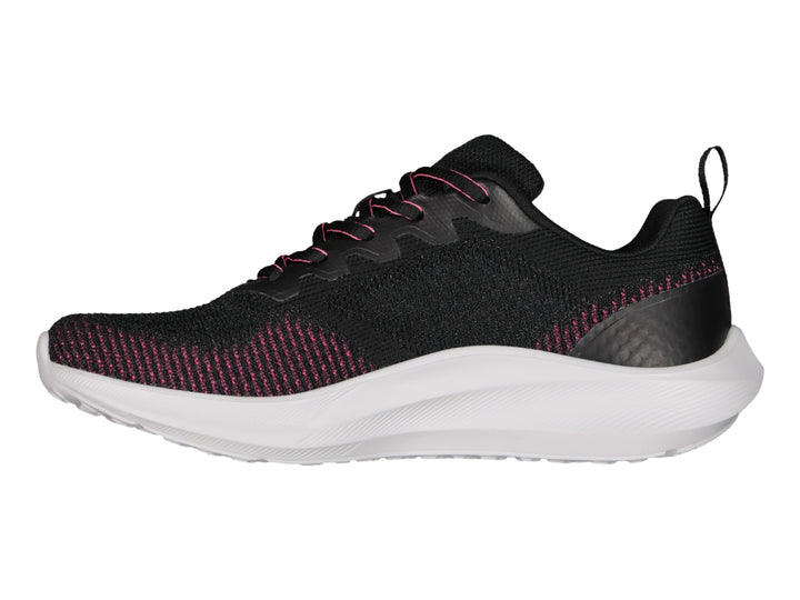 Tenis deportivos Charly color negro con detalles en fucsia y suela blanca.