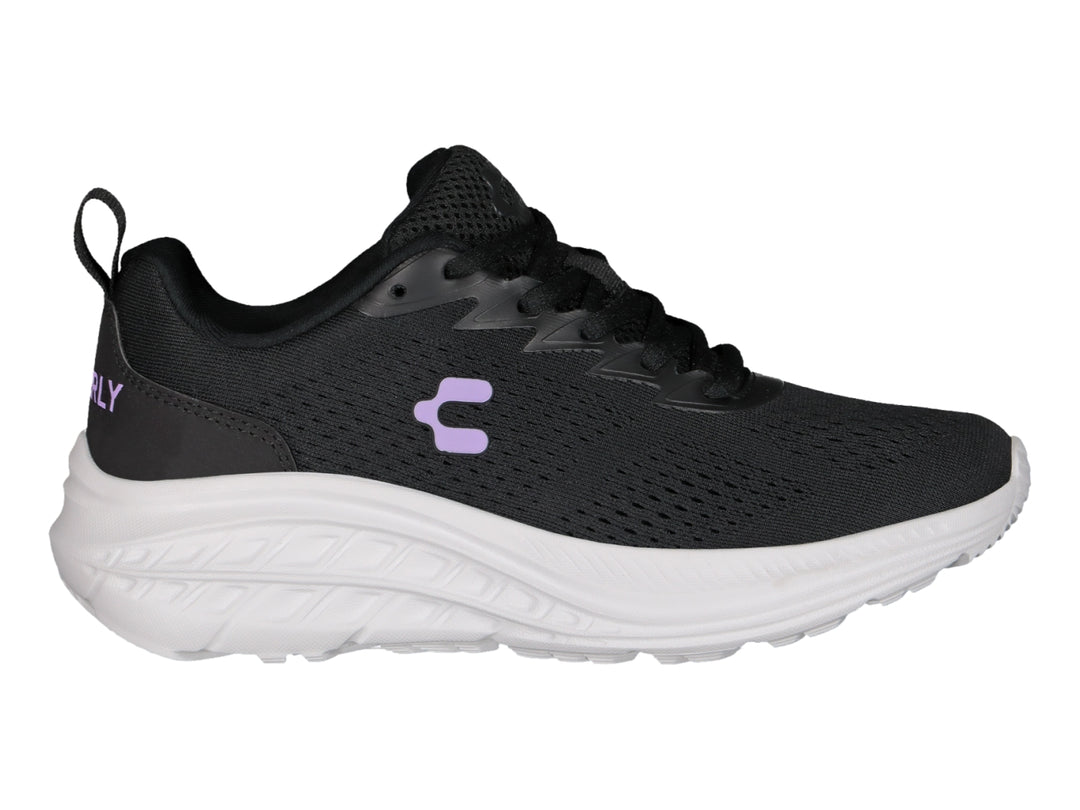 Tenis deportivos Charly color negro con suela blanca y logo morado.