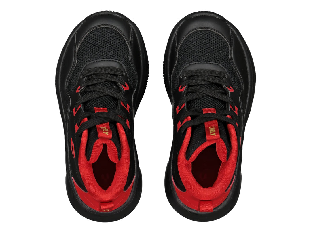 Tenis de baloncesto Charly en color negro con detalles en rojo y suela negra.