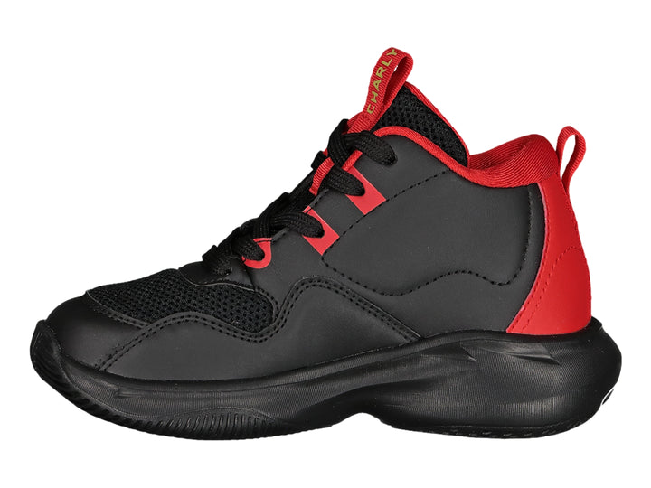 Tenis de baloncesto Charly en color negro con detalles en rojo y suela negra.