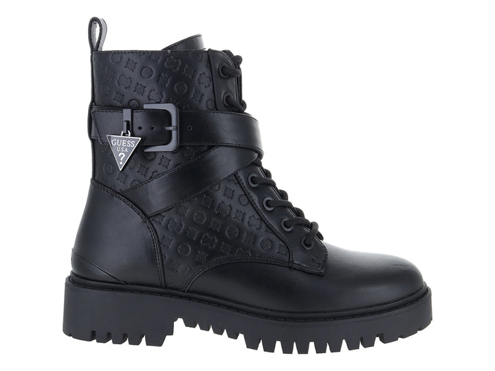Bota negra sintética de caña alta con suela track, cordones y correa con detalle metálico.