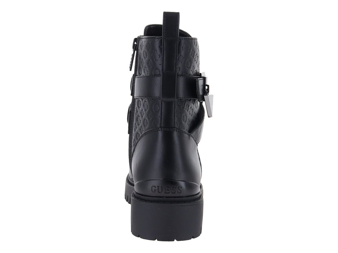 Bota negra sintética de caña alta con suela track, cordones y correa con detalle metálico.