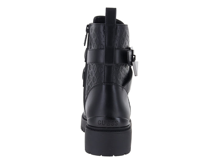 Bota negra sintética de caña alta con suela track, cordones y correa con detalle metálico.