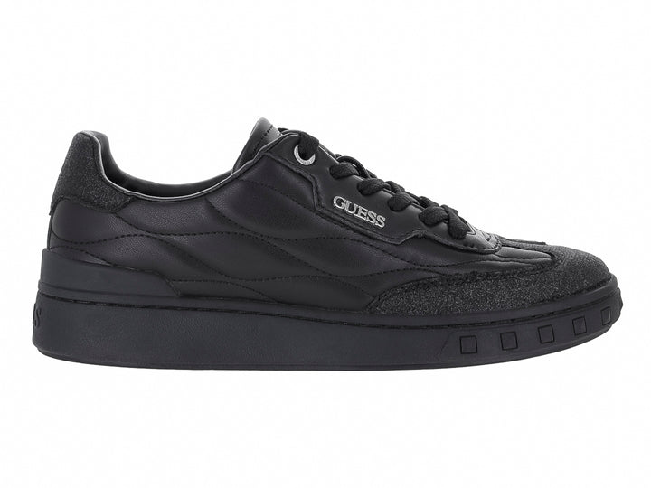 Tenis negros Guess con diseño acolchado y detalles brillantes en la punta y el talón.