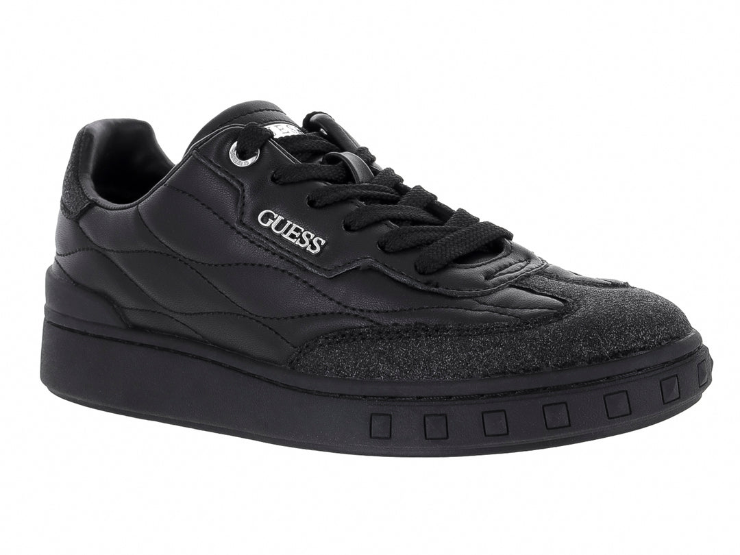 Tenis negros Guess con diseño acolchado y detalles brillantes en la punta y el talón.