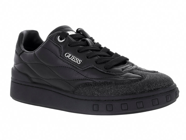 Tenis negros Guess con diseño acolchado y detalles brillantes en la punta y el talón.